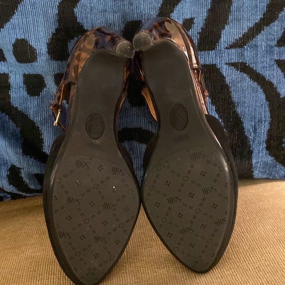 Sofft Almond Toe Suede Patent Heel - Picture 9 of 13